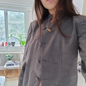 Strl S - Festlig kavaj i nyskick! Axelvaddar<3     Finns innefickor och extra knappar. 