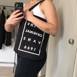 Tygväska Vans - Snygg tygväska som är rymlig och tål att bära mycket. Den är i fint skick men kommer tyvärr aldrig till användning🧡 frakt tillkommer 