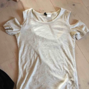  - Basic axellös t-shirt. Sitter snyggt på och kan lätt stylas. 