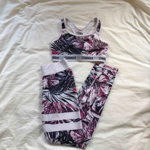  - Stronger set - Aloha 🌺 Storlek S i båda delarna och använt max 5 gånger. Frakt tillkommer 