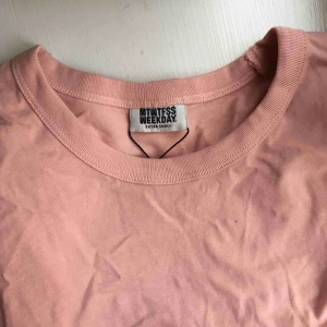  - Helt oanvänd rosa långärmad tröja från weekday, lappen kvar! Ursprungspris 200.