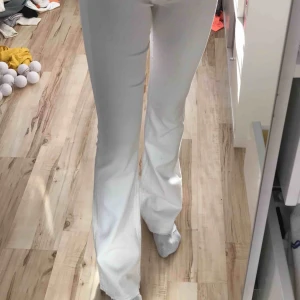  - Helt nya bootcut jeans i storlek 36, prislapp finns kvar. Nypris 1299