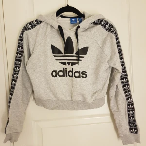  - Croppad hoodie från adidas. Sparsamt använd utan några slitningar eller hål osv. Står att den är xs men på mig som är S sitter den bra men lite oversize fast kort (Typ till över höften). Möts upp i sthlm eller fraktar. Har fler adidas tröjor som jag säljer 