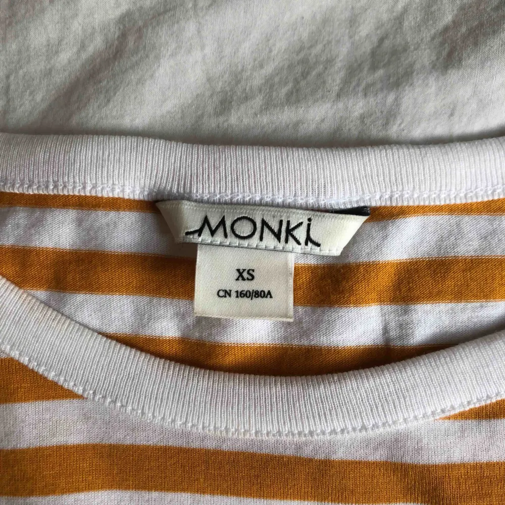 Denna populära randiga tröja från monki. Stolek XS men passar också S. Har ett pyttelitet hål längst ner på tröjan där fram. . Tröjor & Koftor.
