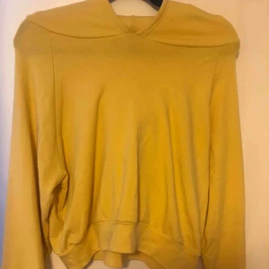  - Gul, tunn och supermjuk hoodie. Lite kortare än en vanlig men inte mag-kort! Perfekt för vårdagar eller sommarkvällar när en vanlig tjock hoodie är för varm. Storlek S.