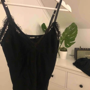  - Svart linne med spets och ribbat material || storlek XS men stretchigt || säljer för 50 kr + frakt 