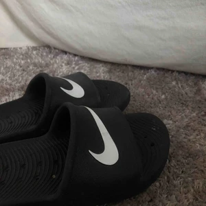  - Nike tofflor från zalando Använda ett fåtal gånger då dom är för små för mig skriv gärna om ni undrar över något!