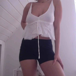  - Jättefint linne från brandy Melville. Superskick, saknar dock ett snöre som visas på sista bilden. 