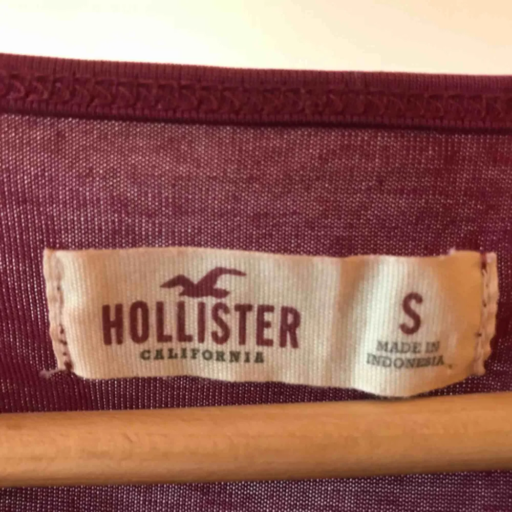 Super snygg tröja/blus i skön/luftig material från Hollister, bara använd några fåtal gånger. Frakt ingår. Skjortor.