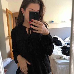  - Jättefin svart blus. Passar 38/36 också. Använd 2-3 ggr. Köparen står för frakten.