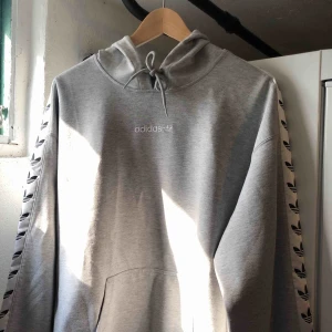  - Adidas Hoodie, M. Använd endast ett fåtal gånger, dvs nyskick. 