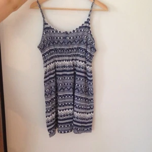 Jätteskön klänning med fint mönster!  - Jätteskön klänning med fint mönster! 