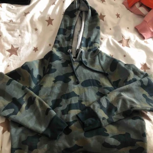  - En tröja från h&m som jag köpte för några år sedan men har knappt användt den. Storlek S. Väldigt mjuk inuti men den är inte varm. Den är croppad alltså är den inte lika lång som en vanlig tröja. Kan fraktas vart som helst men köparen står för frakten.