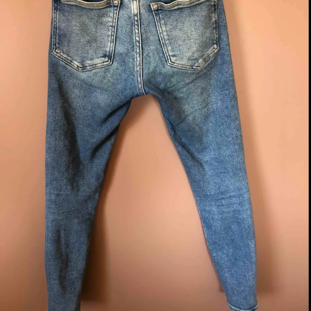 Stretchiga high jeans i nyskick. Använda fåtal gånger. Nypris: 499:- . Jeans & Byxor.