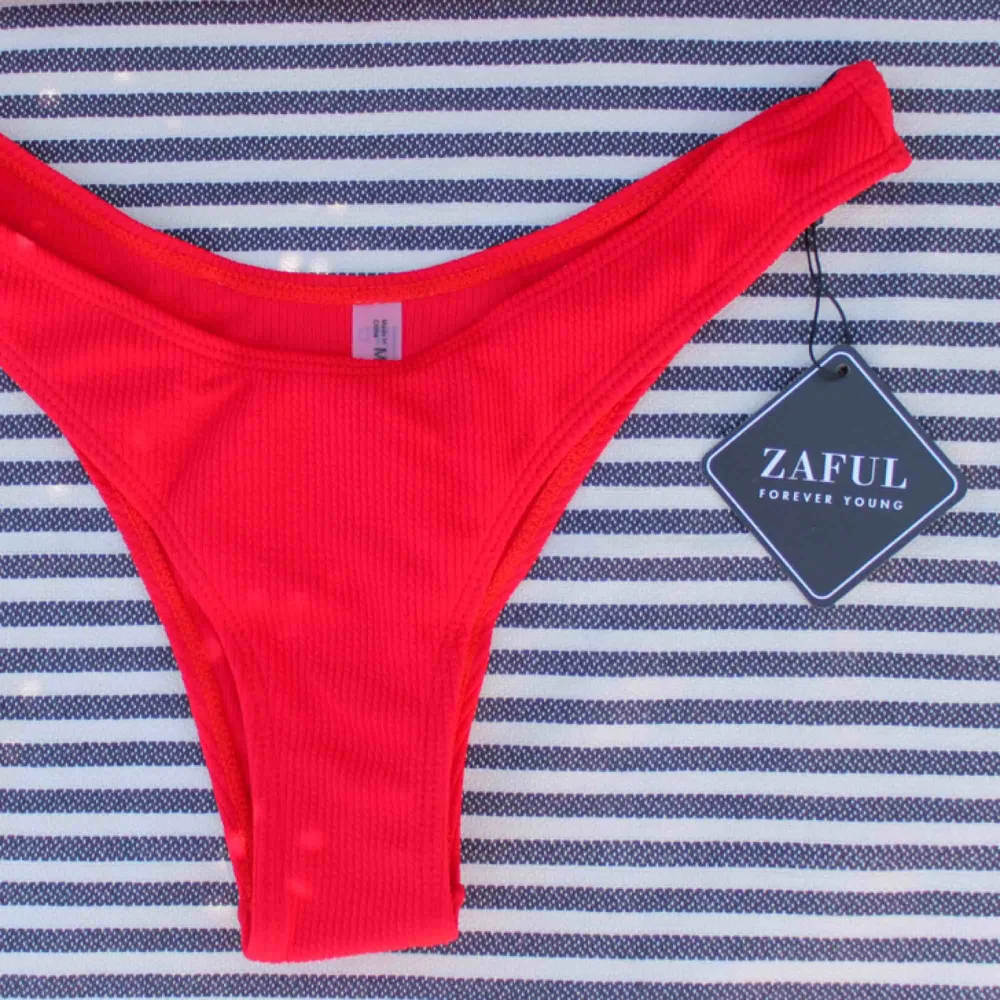 Ribbad bikini i röd, fräsig knytning baktill💛 199 + 39kr frakt. Övrigt.