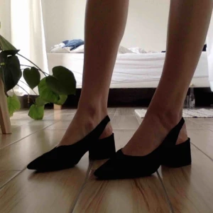  - Svarta slingbacks i mocka! Underbara skor till fest och semester! ☺️ Har swish! Alla skor rengörs självklart. Säljes pga för små, använda 1 gång. Nypris 500kr