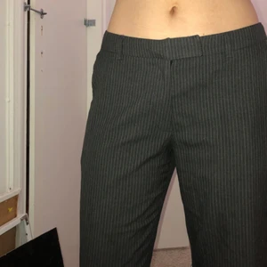  - randiga gråa kostymbyxor i rak modell, fint skick :-)
