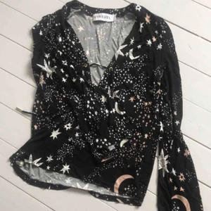  - Fin blus från Ivy Revel. Sparsamt använd. Knyt i urringningen, vida ärmar. 