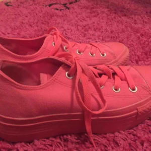  - Höga converse. OBS! Säljer endast till personer som kan ta sig till Helsingborg för att köpa, skickar inget via post.