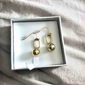  - Fina guldiga örhängen. Köpare står för frakt!😊