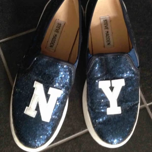  - Glittriga skor i storlek 36 från Steve Madden. OBS! Säljer endast till personer som kan ta sig till Helsingborg för att köpa, skickar inget via post.