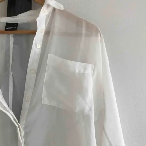  - Vit skjorta - längre bak/kortare fram  Frakt tillkommer! 