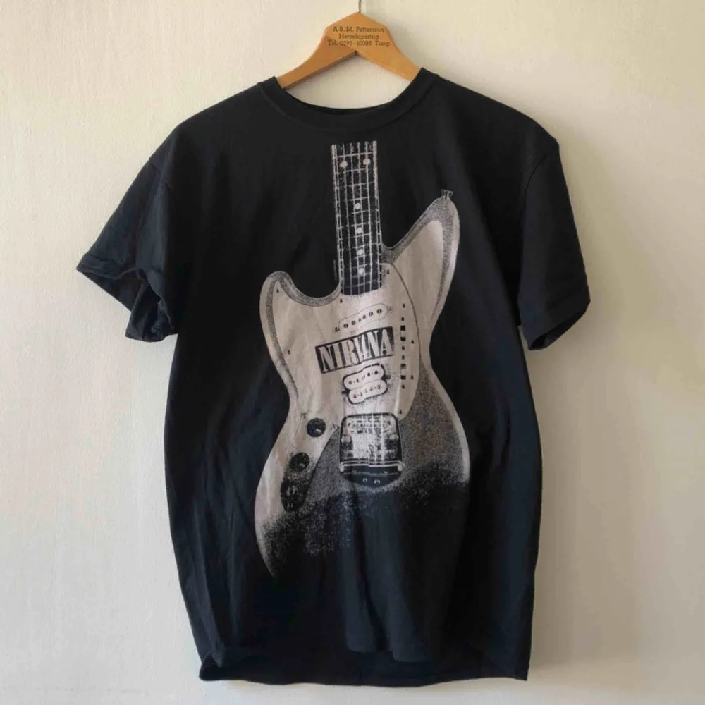 Bandtröja med Nirvana. Kan hämtas i Uppsala eller skickas för 39 sek . T-shirts.