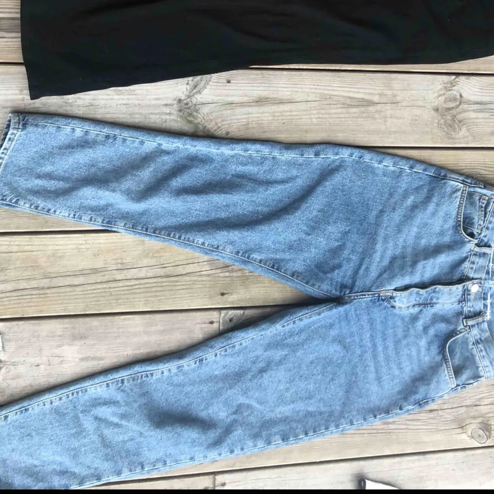 Storlek M och sitter som en vanlig boyfriend byxa. Nära på ny och passar bra för 170cm. Skitsnygga vintage jeans!. Jeans & Byxor.