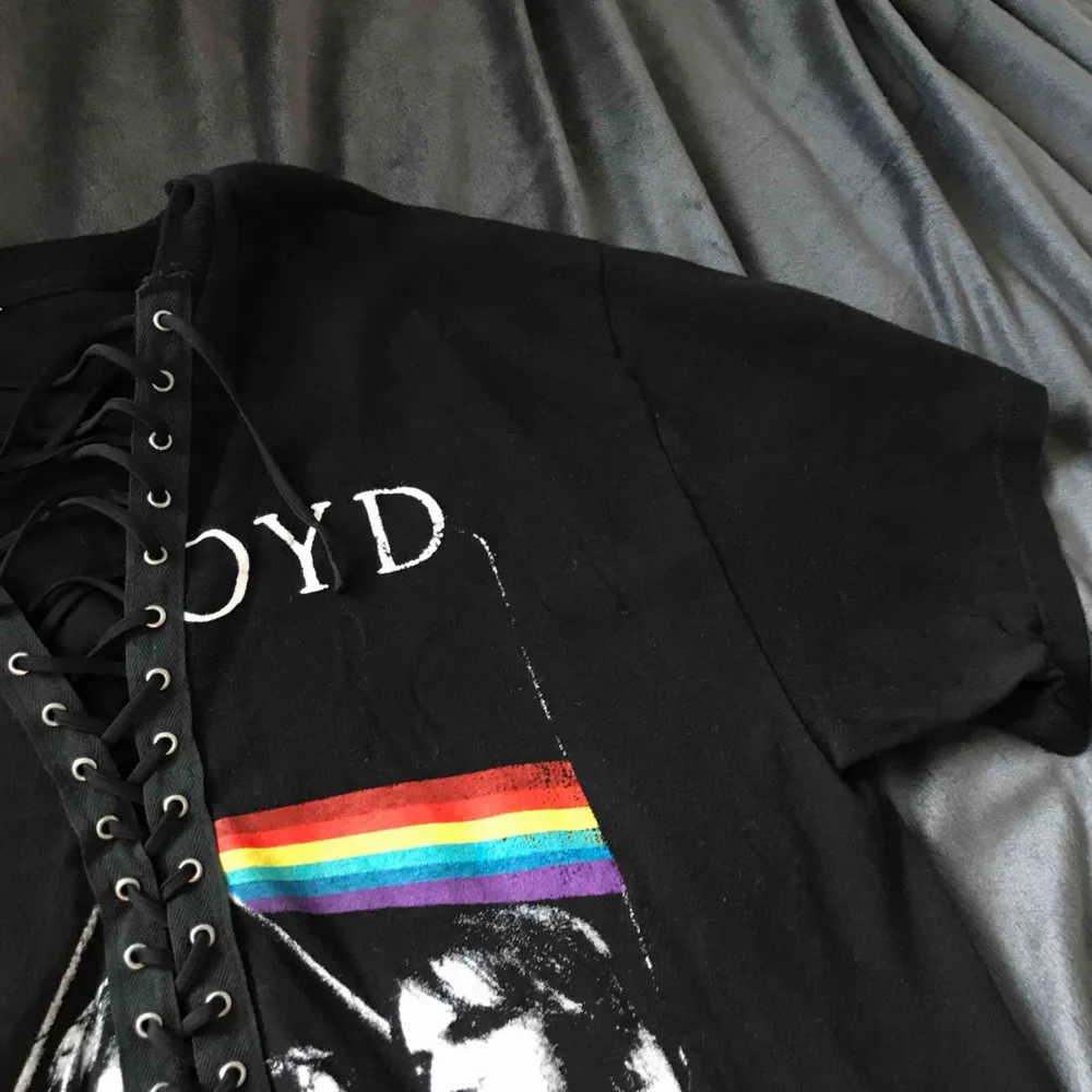 Snyggaste PINK Floyd tröjan! Är du 169 eller kortare kan du ha den som T-shirt klänning, vore snygg som croppad också! Köpt vintage.. T-shirts.