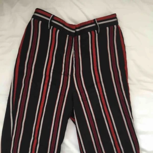  - Coola randiga byxor i lätt och luftigt tyg, perfekta för sommaren. Passar stl. 40 också! Säljer p.g.a att de är för långa för mig (nuddar nästan golvet)- jag är 1.67. Köparen betalar för frakt eller så kan vi mötas upp på söder! 🥰