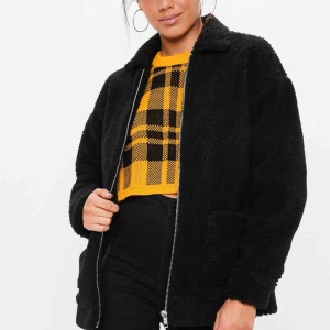  - Helt ny svart, medellång teddyjacka från Missguided som säljs pga råkade dubbelbeställa. Extremt snygg, trendig samt bra kvalité vilket jag kan säga då jag har en själv som jag använder flitigt. Riktigt kap om du ändå tänkt köpa då du sparar pengar!