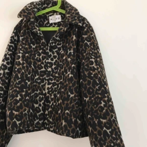  - Jacka från nakd. Leopard mönstrad och knappt använd. Superfin vårjacka! Köpt för 899 kr!