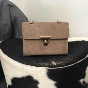  - Väska mockaimitation från NAKD  Helt ny aldrig använd!  Perfekt till våren och sommaren!