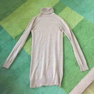  - Fin lång tröja i en snygg beige färg