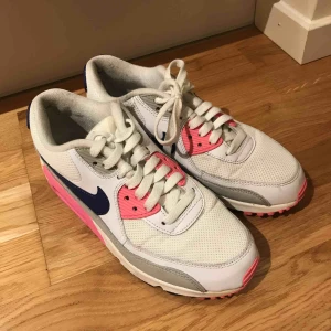  - Nike Air Max, storlek 38, använda, men ändå rätt bra skick :)