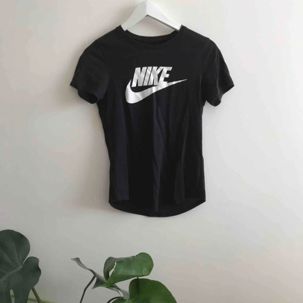 Svinsnygg T-shirt från Nike!! Storlek XS men passar även S!❤️ köparen står för frakt🥰. T-shirts.