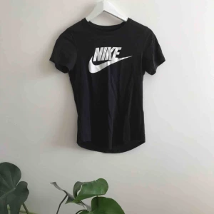  - Svinsnygg T-shirt från Nike!! Storlek XS men passar även S!❤️ köparen står för frakt🥰