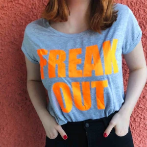  - Bli den coola på dansgolvet!! Gillar hur texten FREAK OUT bara skriks ut. Den behöver lite mer kärlek. Kan fraktas, betalning sker via Swish ✨