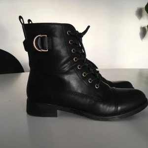  - Mycket sparsamt använda skor (endast två gånger) från din sko. Snygga kängor med gulddetaljer.  Nypris: 499kr  Frakt tillkommer.  