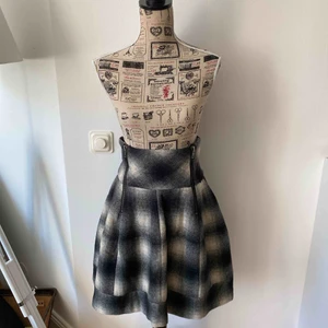 Världens bästa kjol! - Supersnygg kjol från HM. Hög midja med snygga dragkedjor framtill. Fickor! Perfekt med en fin tröja i vinter! Storlek 34. Någon noppra och lite skrynklig men jag hittar inget annat att anmärka på.