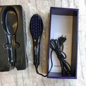  - Helt ny✨ Kombinerad plattång och Borste👌🏻  Smooth Brush gör det enkelt att kamma ut lockar och vågor det är nämligen en 2-i-1 kombination av en plattång och hårborste✨frakt exkl.