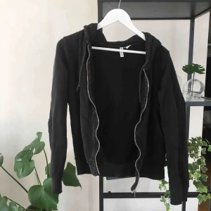  - Basic huvtröja. Har du möjlighet att ses i Stockholm innerstad har du förtur 🌟