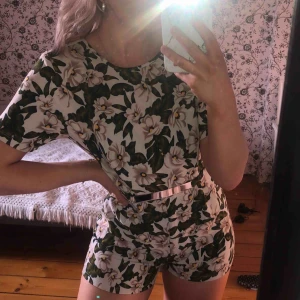  - Super söt jumpsuit från boohoo aldrig använd då den är lite kort på mig, frakt betalar köparen