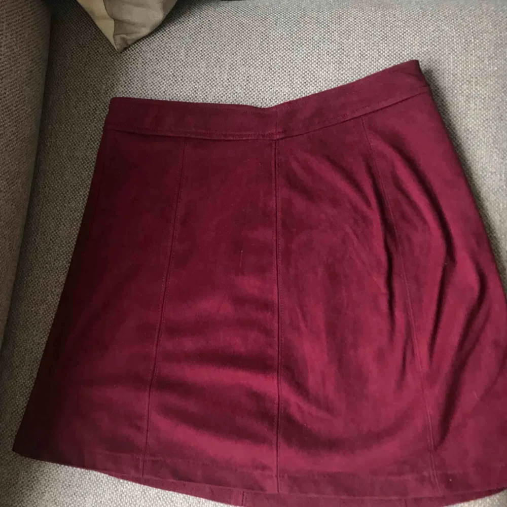 Snygg vinröd ”mocka” kjol från bershka. Den är i skönt material och sitter snyggt men får bara inte lika mycket användning av den längre. Köparen står för eventuell frakt!<3. Kjolar.