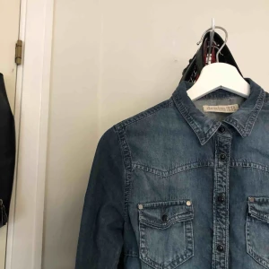  - Skön Jeans skjorta, använd en gång