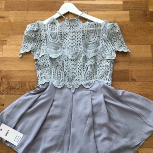  - Grå jumpsuit från chicy. Aldrig använd. Prislapp kvar.  Nypris 700kr