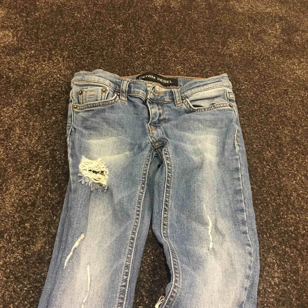 Ett par jeans med hål i! Köparen betalar frakten :) betalas med swish. Jeans & Byxor.