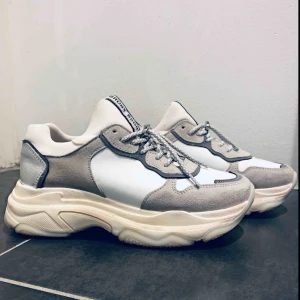  - Bronx sneakers sparsamt använda.  Oerhört sköna och stilrena!  Dessvärre lite för små för mig :( hoppas någon annan kan rocka dessa godingar!  Köpare betalar frakt 59:- 🌸