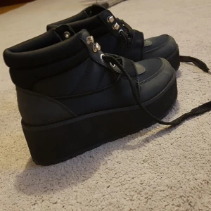  - Jag vill sälja mina fina skor. Dom är knappast använda . Och vill sälja dom för att dom är för små.