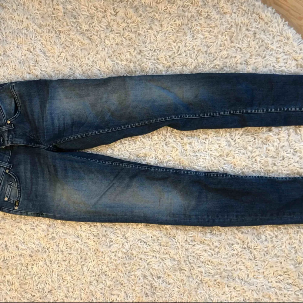 Lågmidjade blå jeans från Tiger Of Sweden! Använda max 2 ggr . Jeans & Byxor.